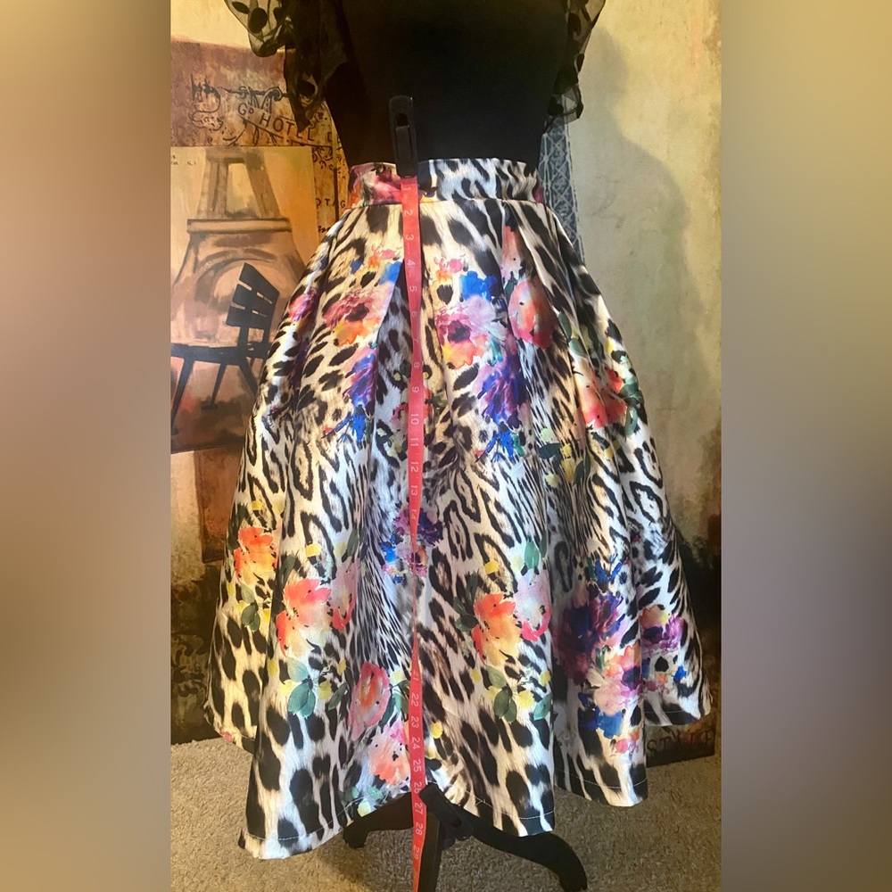 All eyes on you! T &J midi skirt leopard multi print-Size small - Picture 4 of 6